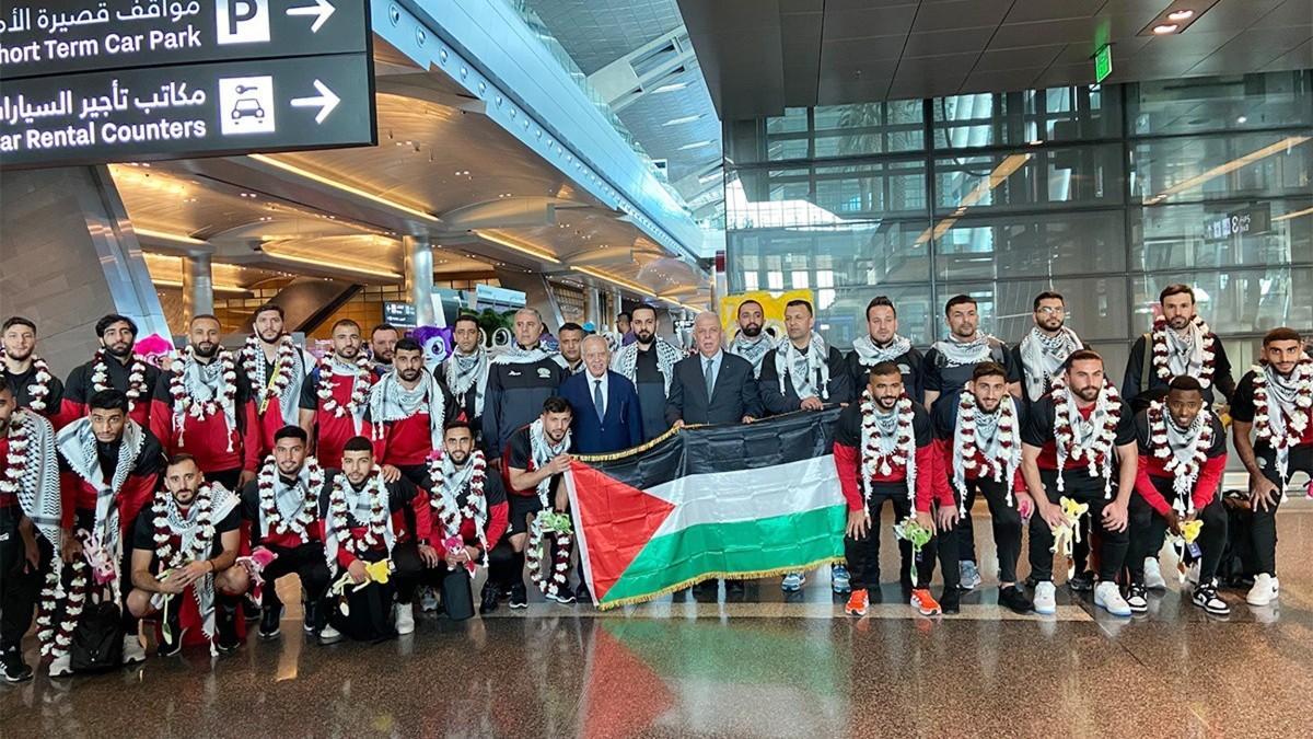 La selección palestina en su llegada al aeropuerto de Doha