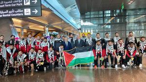 La selección palestina en su llegada al aeropuerto de Doha