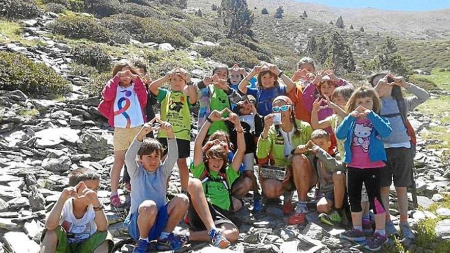 Els nens de l&#039;escola de Montellà al Clot de la Verge on va estar la talla