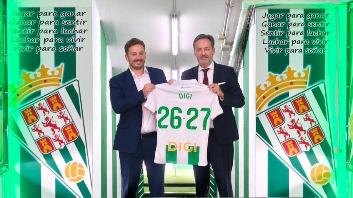 Diego Campillo y Antonio Fernández Monterrubio presentan la nueva camiseta del Córdoba CF con el logo de DIGI en la parte de atrás.