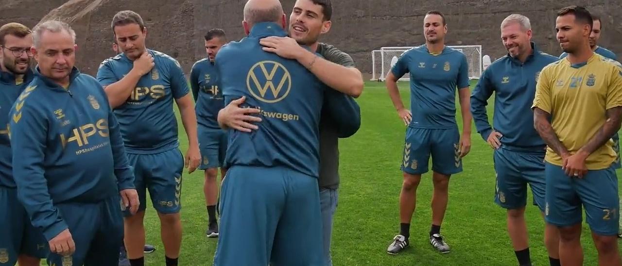 Sergio Ruiz se abraza con Pepe Mel en la despedida del mediocentro cántabro de la UD