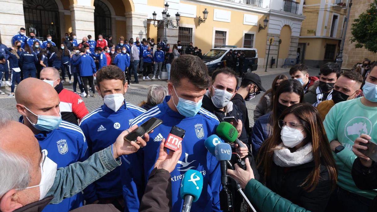 El jugador del Badajoz, José Antonio Pardo, en una comparecencia tras la recepción en el Ayuntamiento