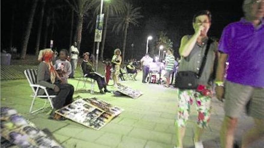 Alguns dels venedors ambulants il·legals a la zona del passeig marítim de Roses aquest dimecres a la nit.