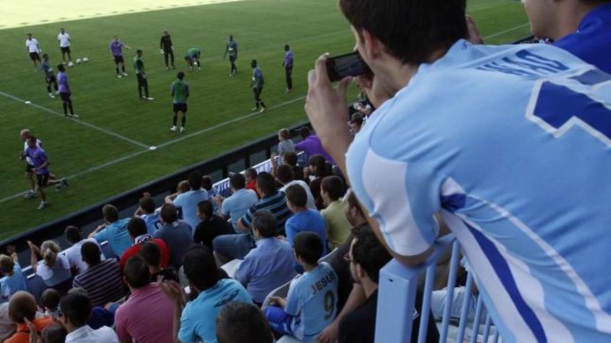 La afición malaguista pobló ayer la grada baja de Preferencia para demostrar que está con el equipo antes del duelo de esta noche ante el Sevilla.