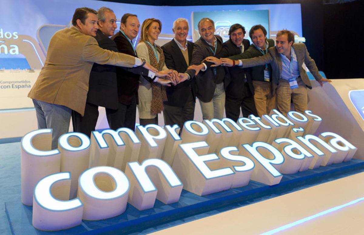 Dirigents del PP posen durant la primera jornada del 17è congrés popular, a Sevilla. Dirigents del PP posen durant la primera jornada del 17è congrés popular, a Sevilla.