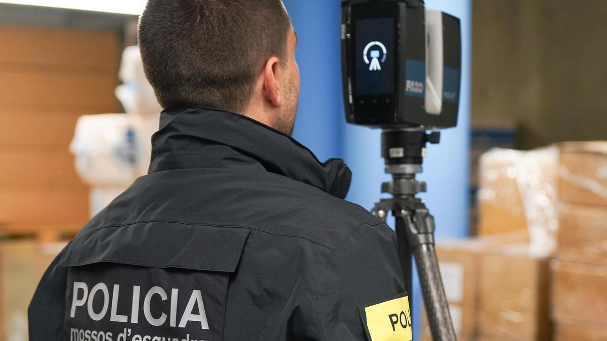 Agentes de la policía científica de Mossos