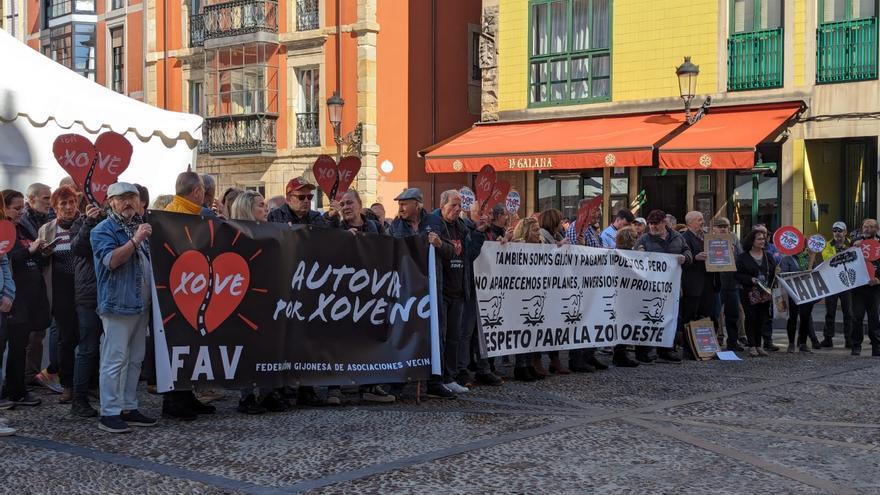 Decenas de vecinos protestan durante el consejo de Gijón al Norte: &quot;Barbón, Moriyón, en Madrid está la solución&quot;