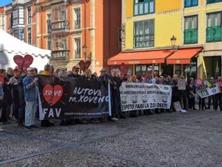 Decenas de vecinos protestan durante el consejo de Gijón al Norte; "Barbón, Moriyón, en Madrid está la solución"
