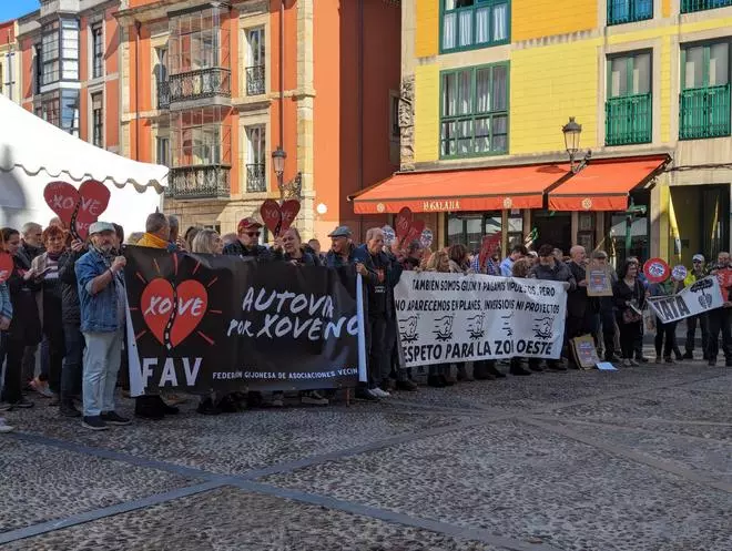 Decenas de vecinos protestan durante el consejo de Gijón al Norte: "Barbón, Moriyón, en Madrid está la solución"