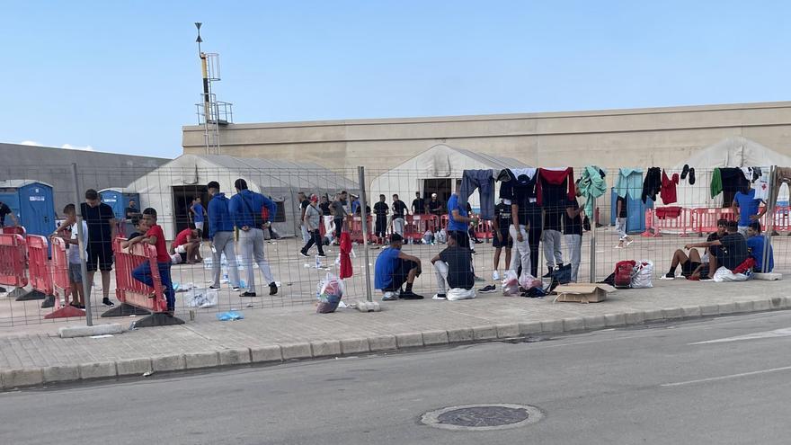 Cinco niños llegados en patera siguen en el campamento de Escombreras