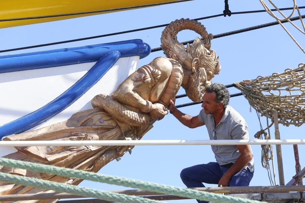 Un mascarón "divino" y vigués, preparado para surcar el mundo - La escultura de José Molares protege ya el buque escuela "Bima Suci" de la Armada indonesia