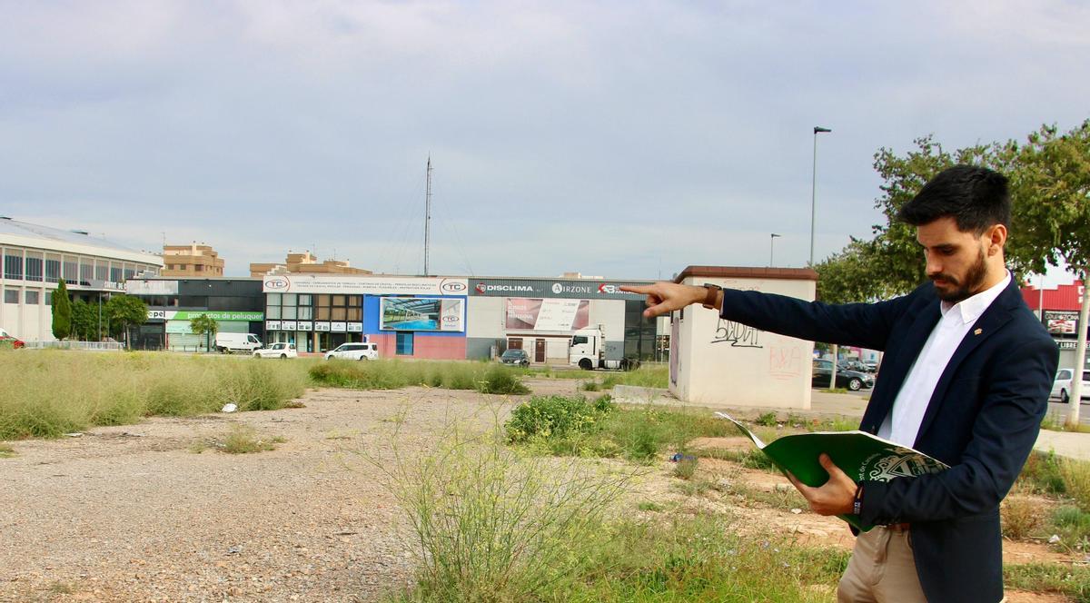 Ramírez, este lunes, en el nuevo solar donde se ubicará el huerto urbano, junto al 'Ciutat de Castelló'.