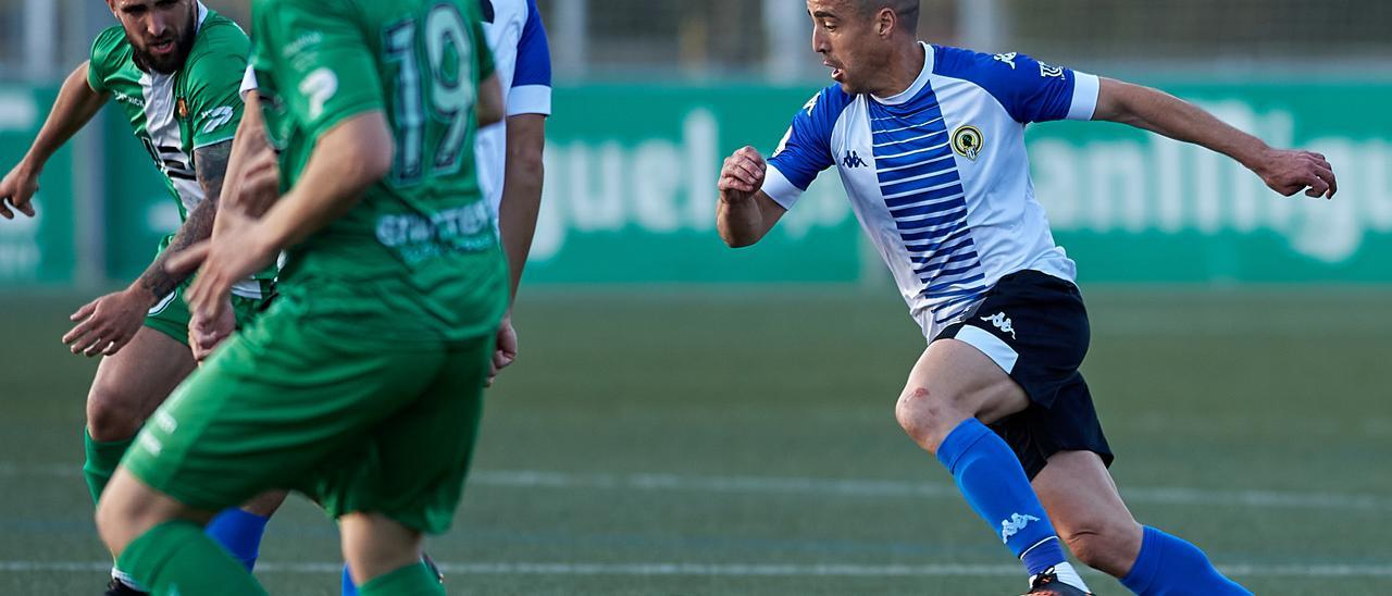 Pedro Sánchez, responsable de los dos tantos, avanza con la pelota sobre el césped artificial de Cornellà.