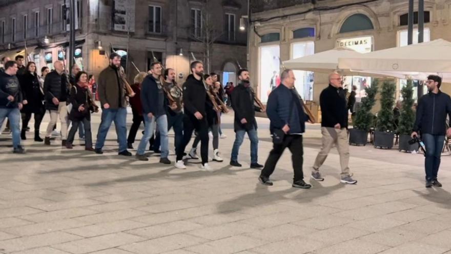 Arriba, ensayos de los actores que interpretarán a los franceses y abajo, vecinos pintando banderas.  | L.G. / J.L.