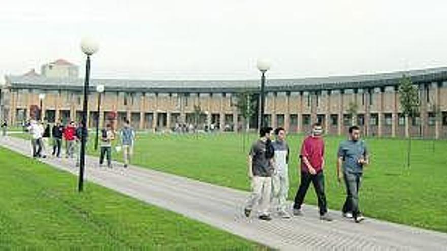 Estudiantes en el exterior de los aularios del campus en una imagen de archivo.