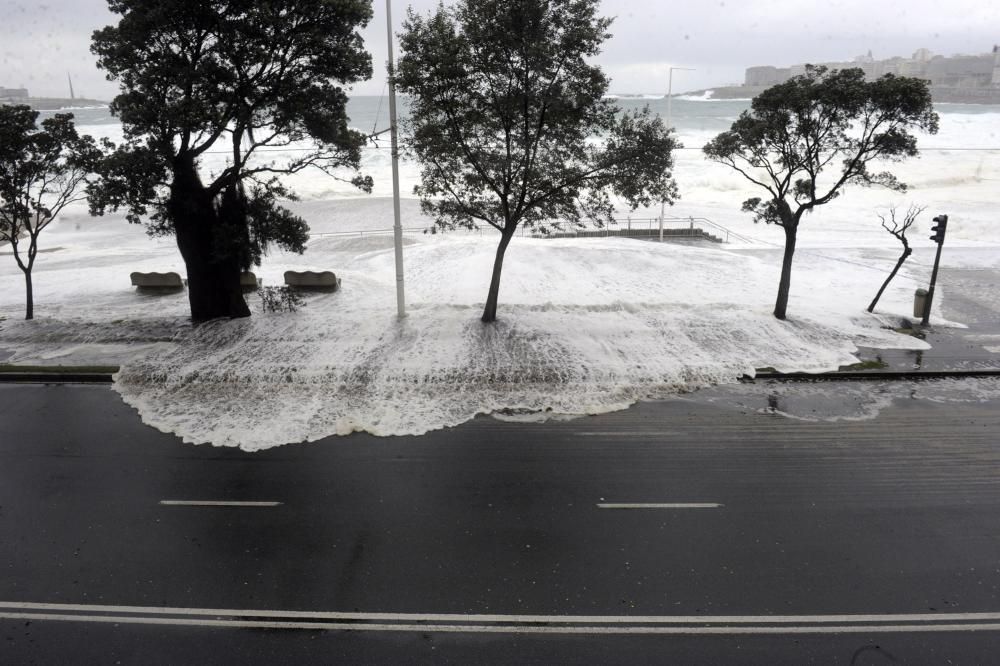 El temporal obliga a cortar el paseo marítimo