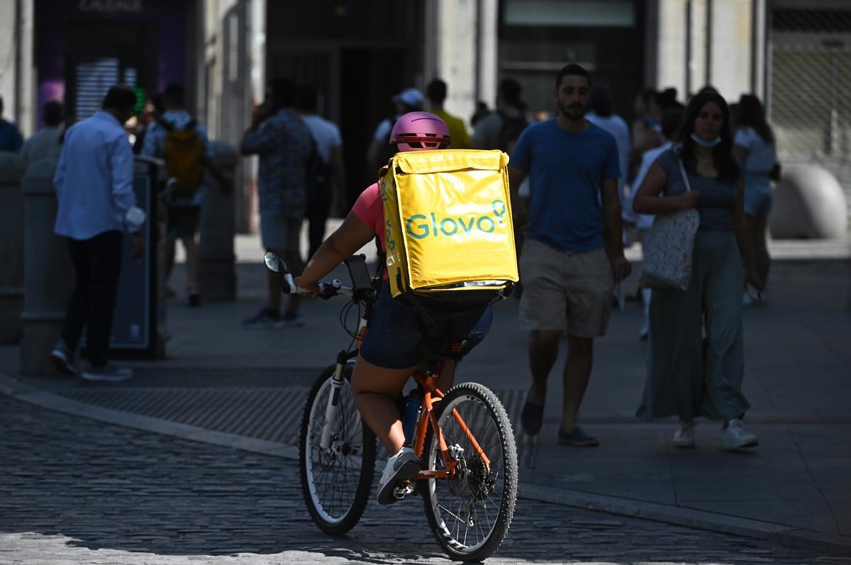 Un ’rider’ circula por el centro de Madrid, el jueves 21 de junio.