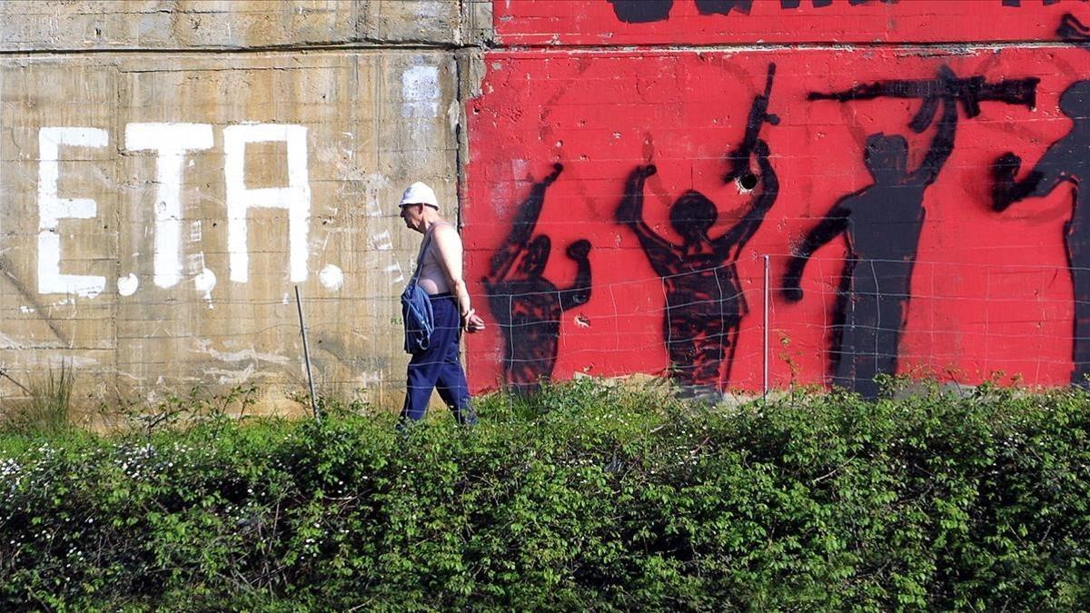 Un hombre pasea por delante de un mural a favor de ETA en Elgoibar (2002).