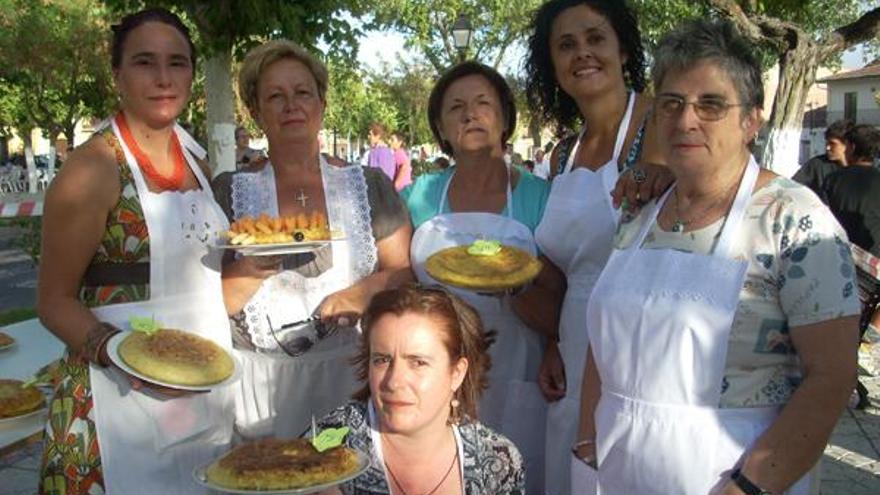 Asistentes a la cita gastronómica hacen tiempo para degustar tortillas y paella.