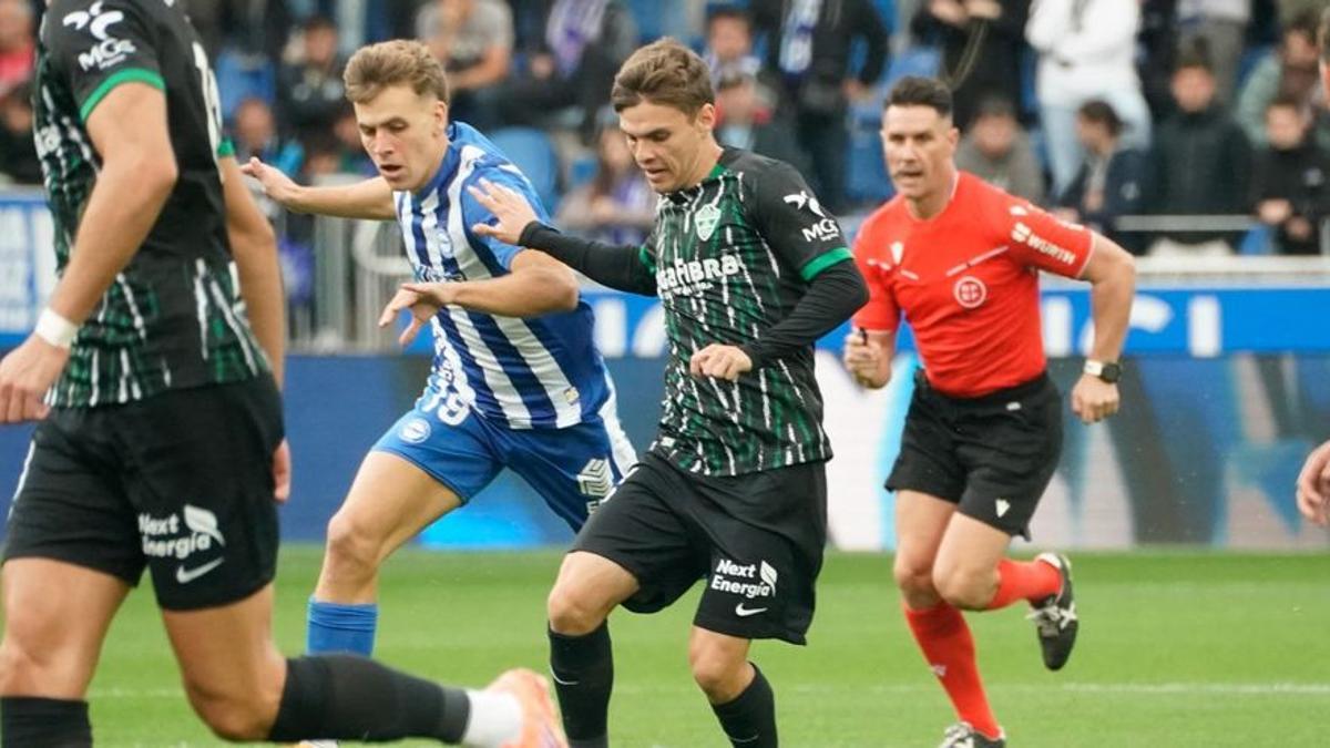 Febas conduce el balón ante la presión de un rival