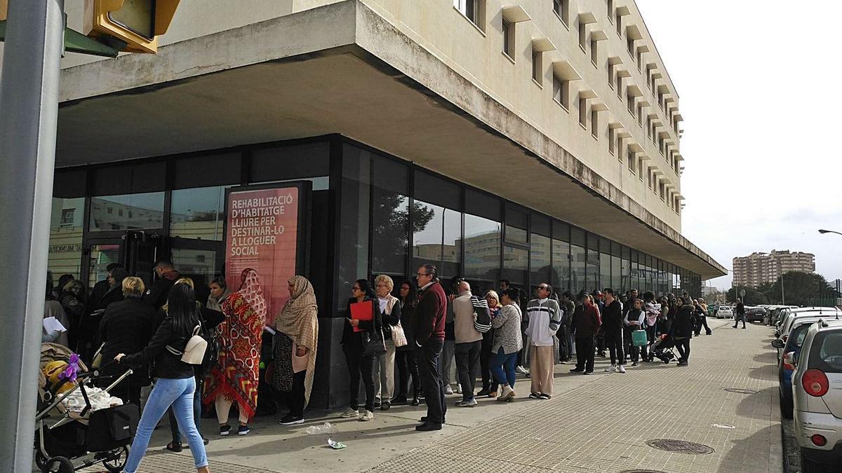 Siete mil familias que pretenden acceder a una vivienda de protección.