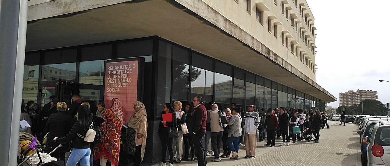 Cola de solicitantes de la subvención en las oficinas del Ibavi, antes de la pandemia.