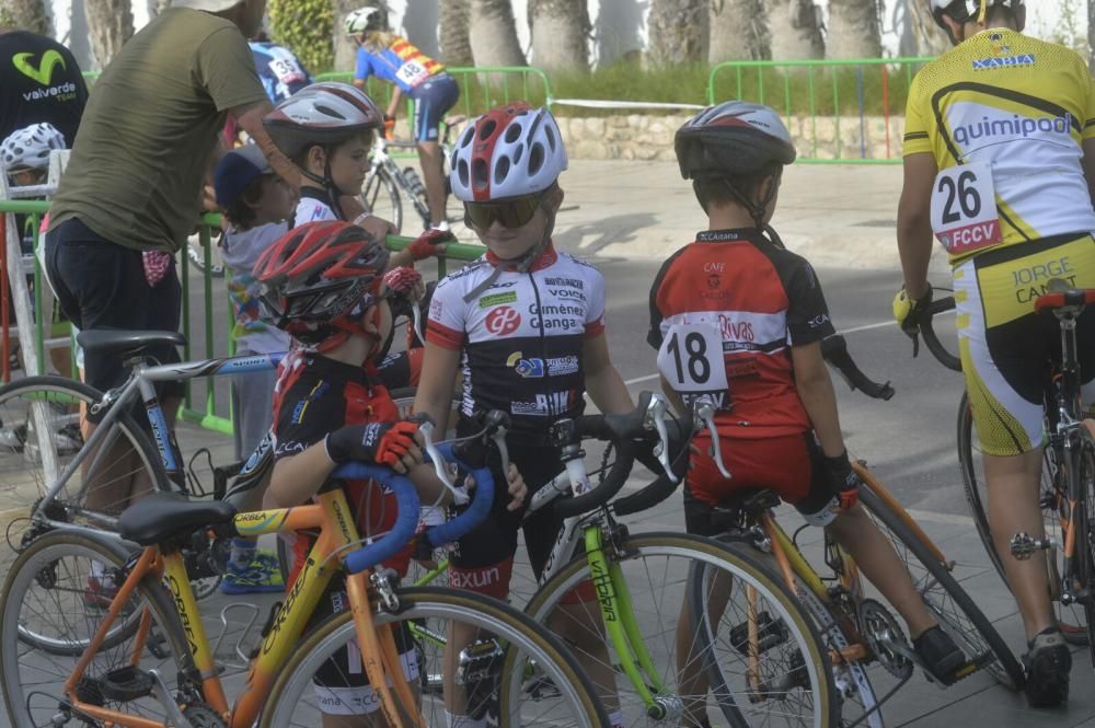 Las medallas que se entregaron a los ciclistas han sido elaboradas de manera artesanal por la ceramista Sol Pérez.