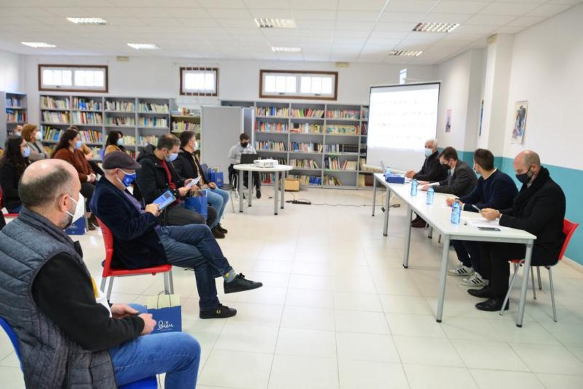 Una reunión del gobierno, técnicos del proyecto y colectivos para explicar la obra de la biblioteca. |   // G.N.