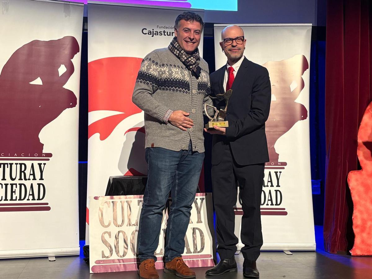 El alcalde, José Luis Fontaniella, entrega el premio a Robert Fàbregas i Ripoll.