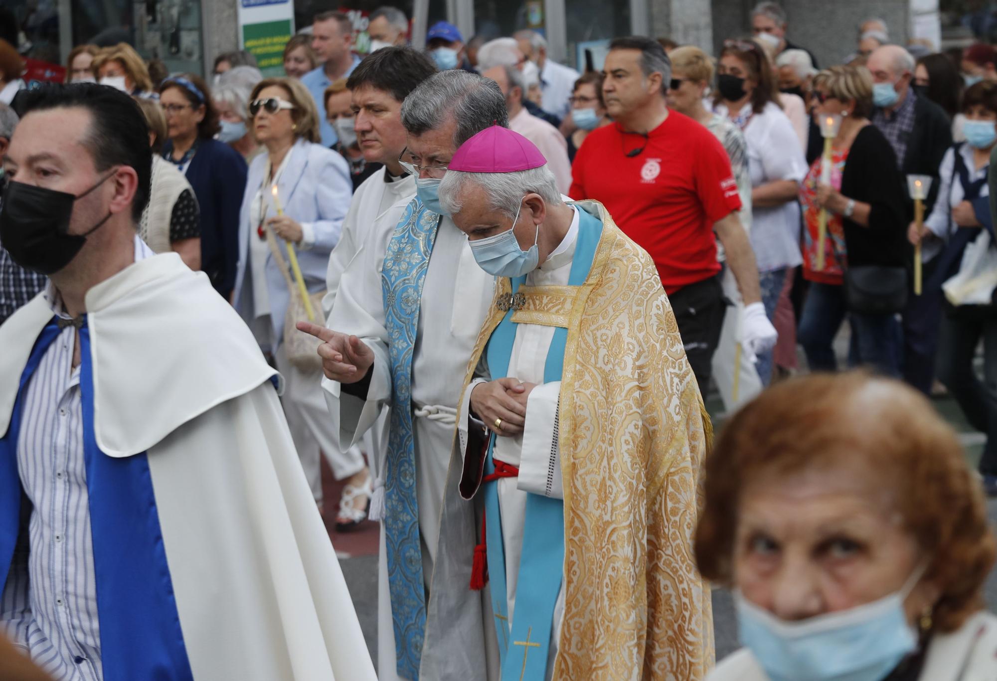 Los fieles vuelven a arropar a la Virgen de Fátima