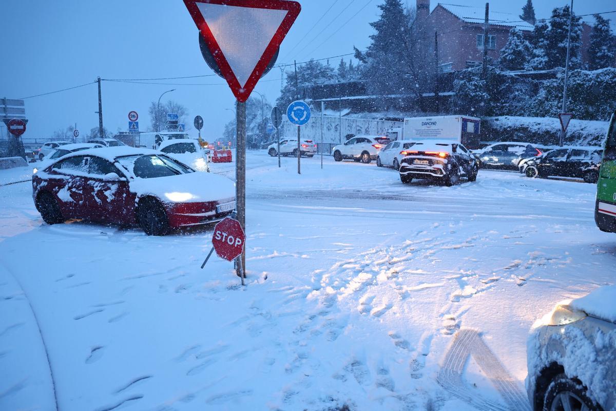Vista de las calles de Torrelodones cubiertas de nieve.