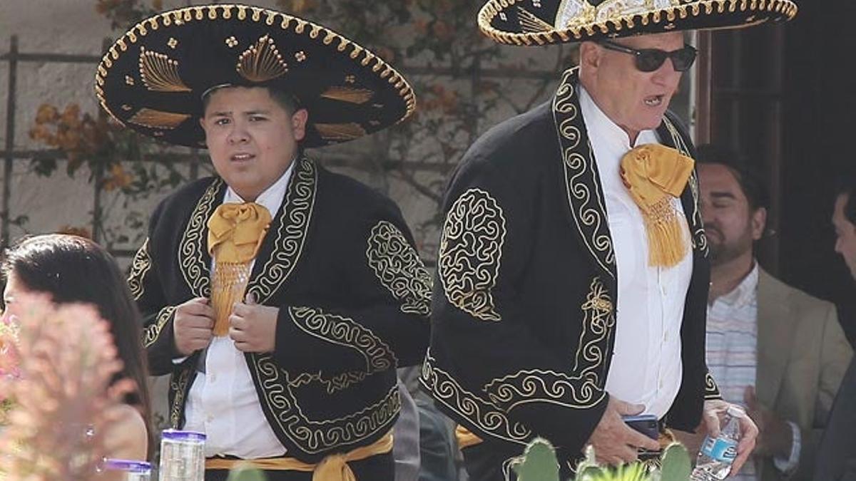 Rico Rodríguez y Ed 0'Neill, de mariachis en el rodaje de la nueva temporada de Modern Family