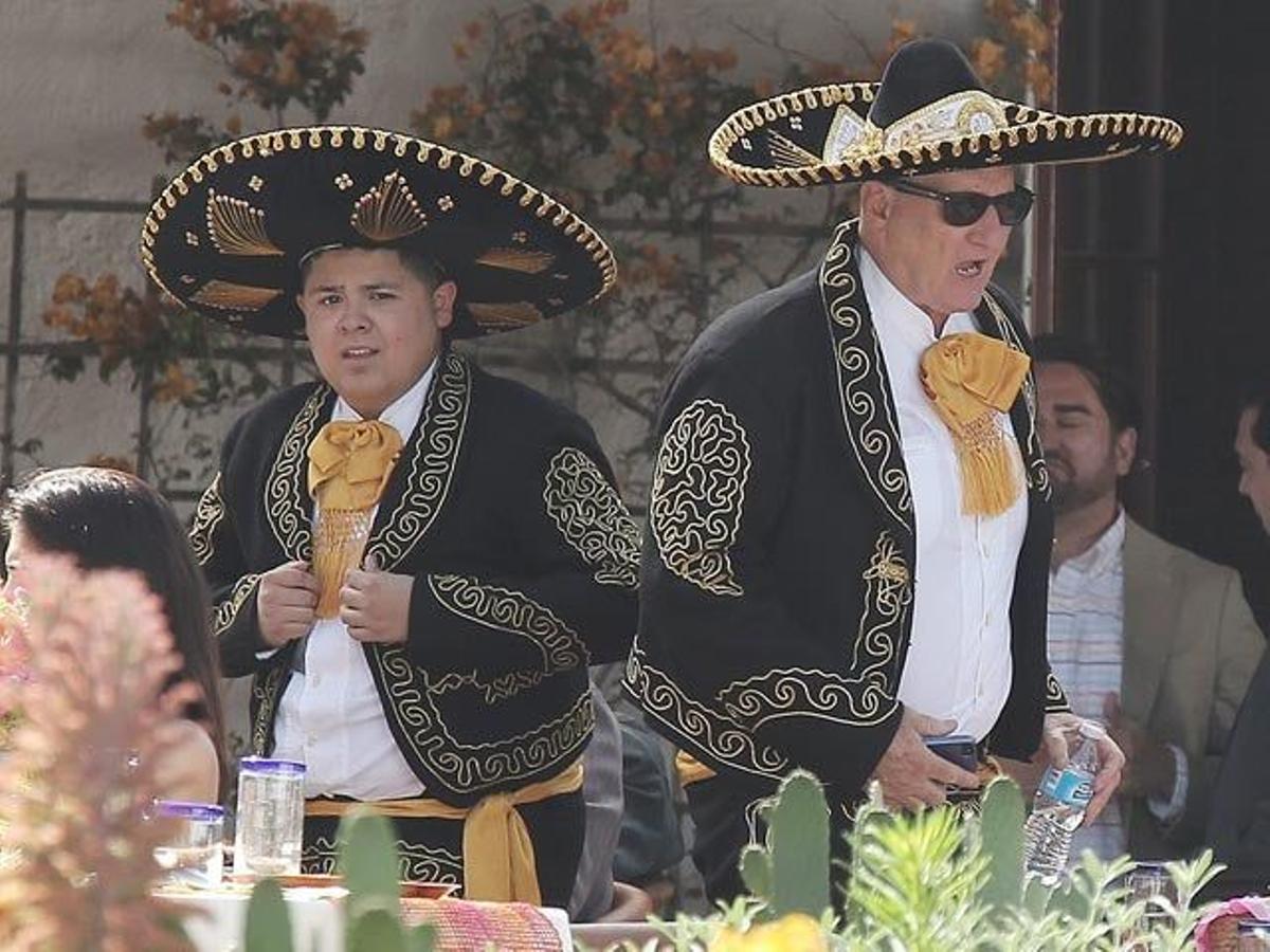 Rico Rodríguez y Ed 0'Neill, de mariachis en el rodaje de la nueva temporada de Modern Family