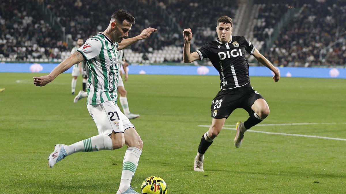 Una jugada del Córdoba CF-Burgos.