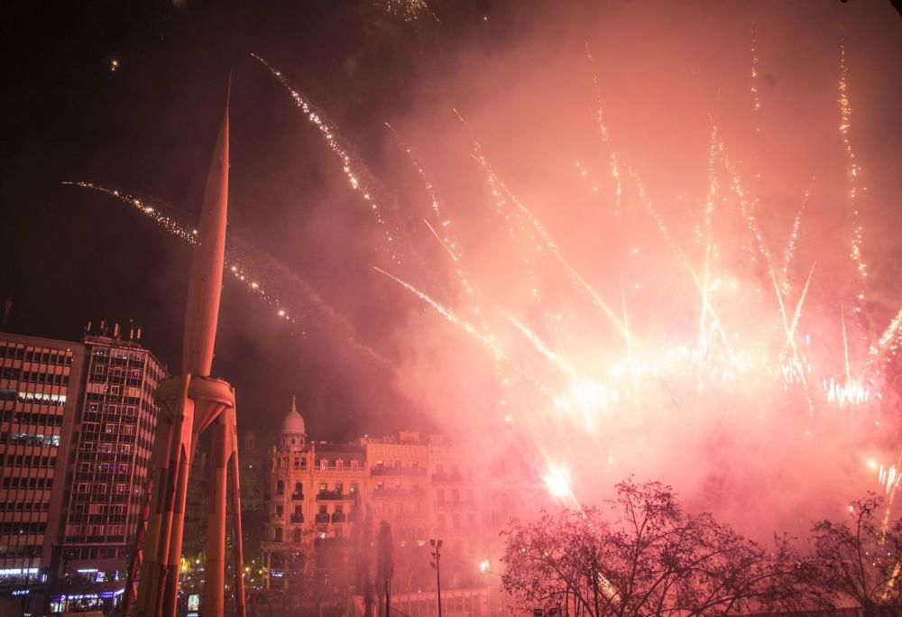 Así ha sido la 'cremà' de la falla municipal