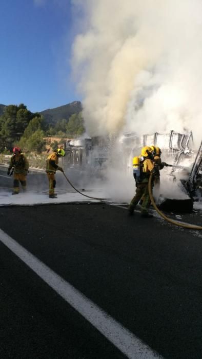 Un muerto en Tibi al salirse el camión que conducía de la autovía e incendiarse