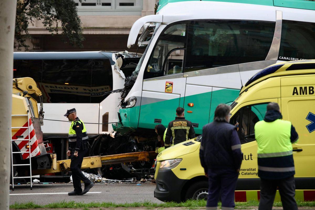 Choque de dos autocares en la Diagonal con una treintena de heridos