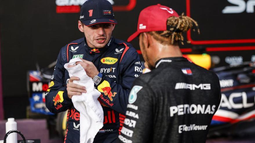 Verstappen habla con Hamilton tras la carrera. |  // EFE