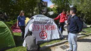 Estudiantes de la Complutense acampan en el campus de Ciudad Universitaria en Madrid, en apoyo a Palestina.