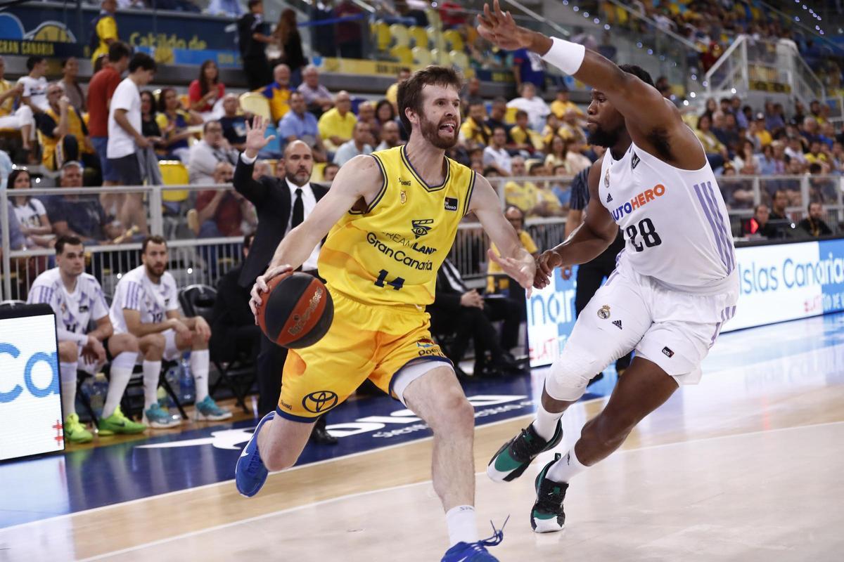 Shurna, en una acción del duelo ante el Madrid