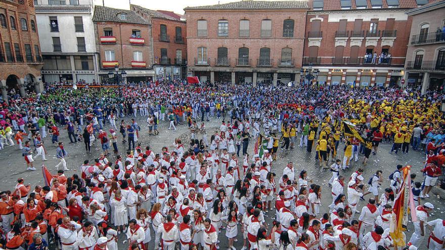 Aspecto de la Plaza Mayor tras la inauguración oficial de las fiestas del Toro Enmaromado.