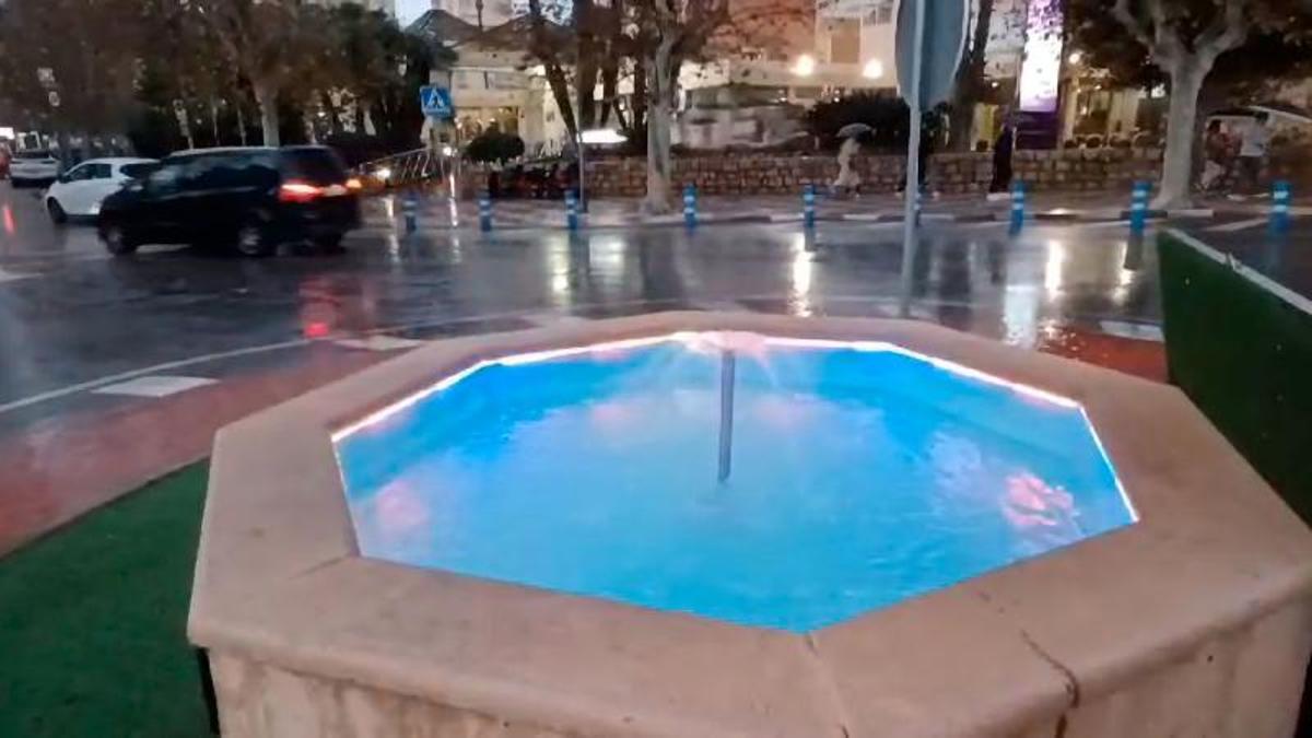 Una de las dos fuentes iluminadas.