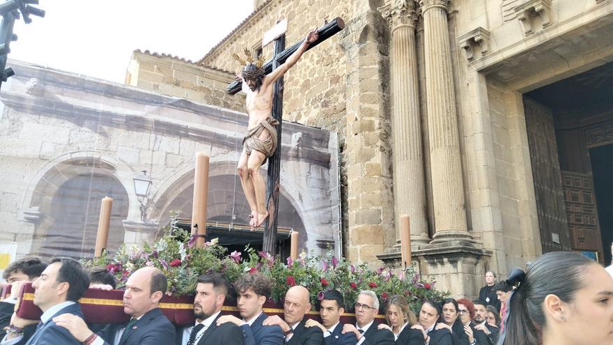 Fotogalería | Semana Santa de Plasencia: el estreno de la Hermandad del Calvario y Nuestra Señora de la Amargura