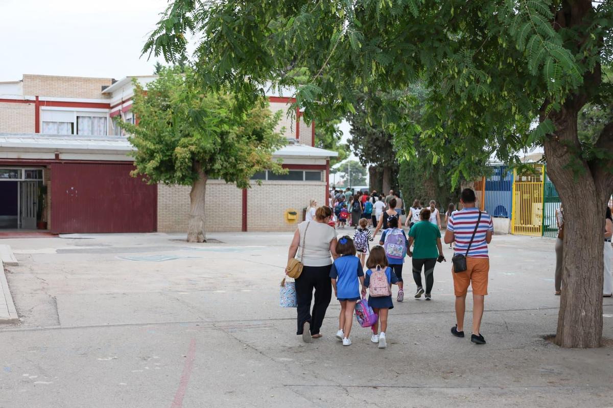 Alumnos accediendo a las instalaciones del colegio de Tercia.
