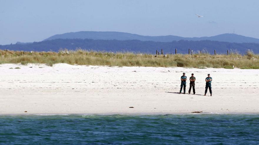 Vigilantes de Medio Ambiente en el islote Areoso, en A Illa de Arousa.