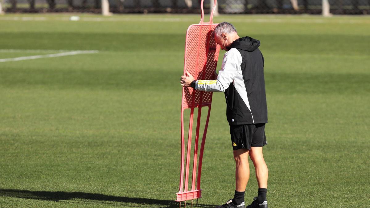 Escribá traslada una barrera portátil durante una sesión de entrenamiento.