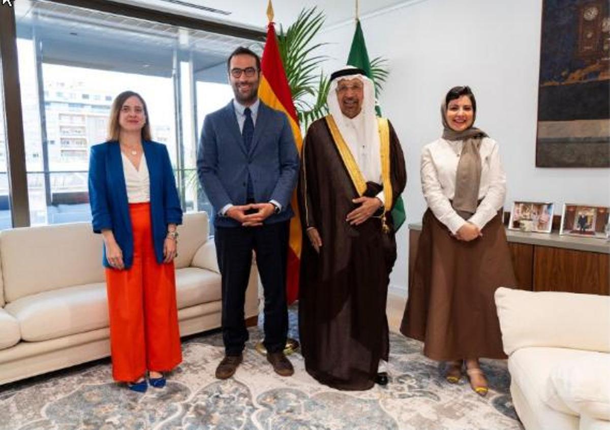 El ministro de Economía, Comercio y Empresa de España, Carlos Cuerpo, y el ministro de Inversiones de Arabia Saudí, Khalid Al-Falih.
