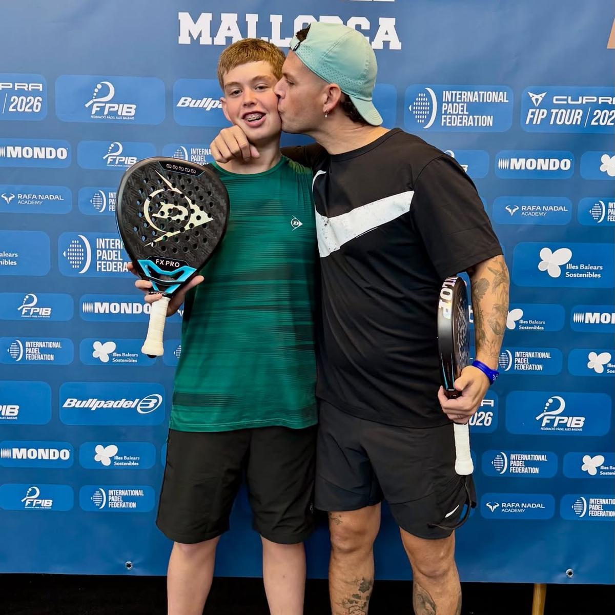 Rami besa a su hijo antes de afrontar el FIP Bronze de Mallorca formando pareja con él