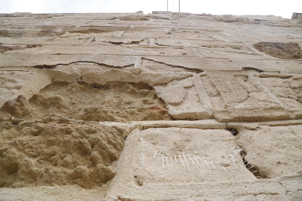 Imagen que muestra el deterioro de la Torre de la Calahorra.