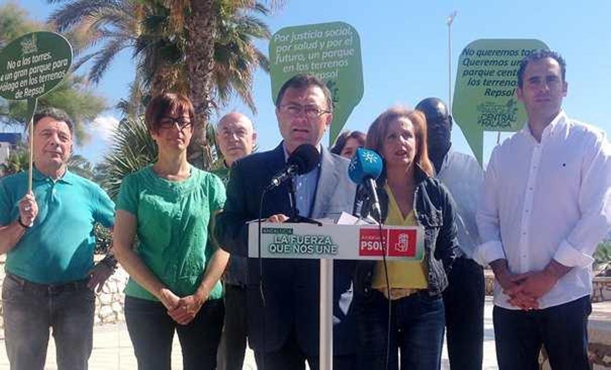 Heredia participó ayer en la recogida de firmas de apoyo al parque.